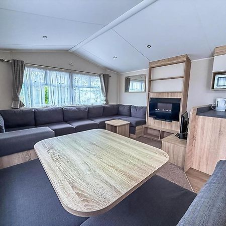Lovely Caravan With Decking And Outside Furniture At Broadland Sands Ref 20113Bs Hopton on Sea Exterior foto