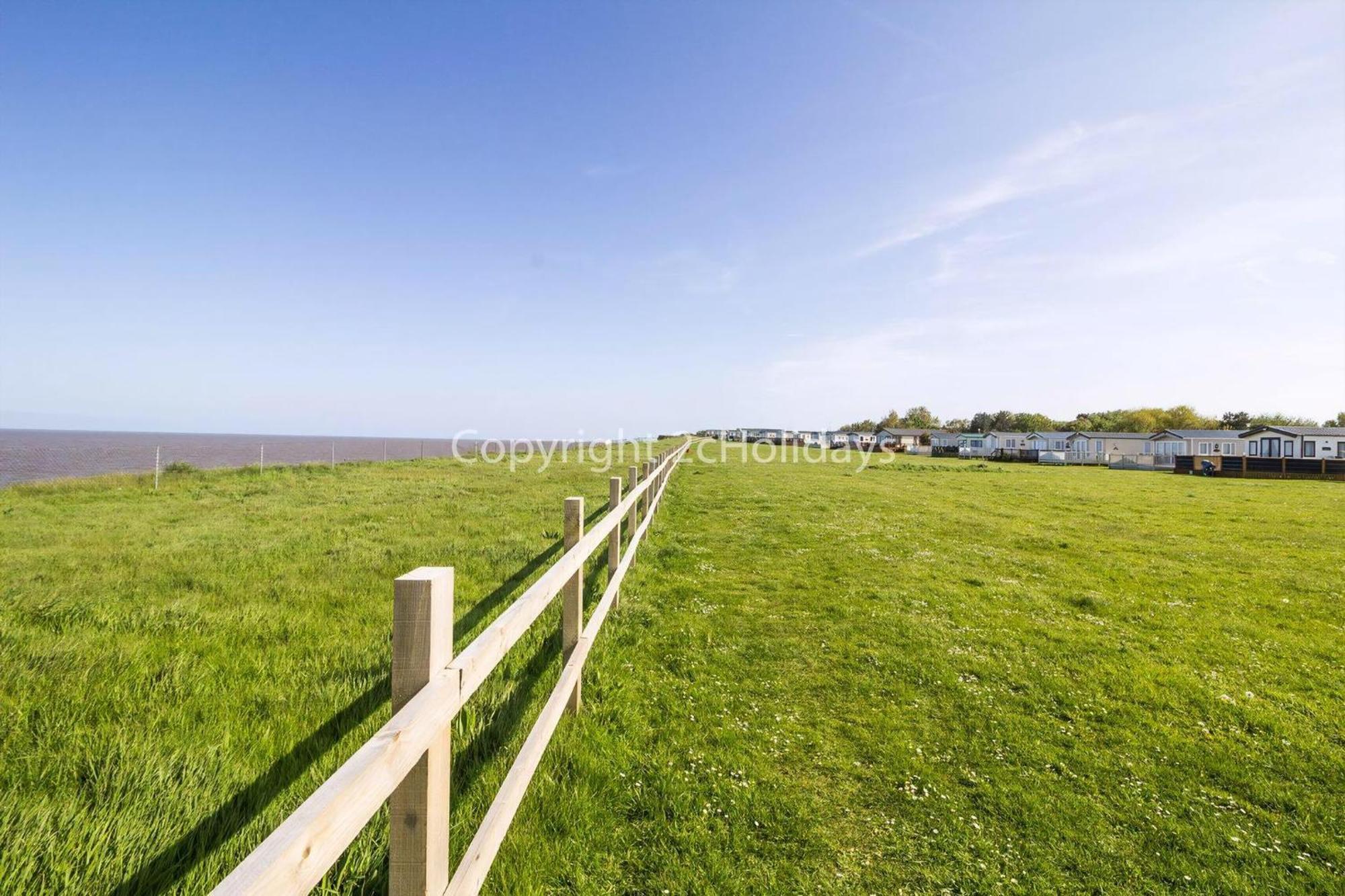 Lovely Caravan With Decking And Outside Furniture At Broadland Sands Ref 20113Bs Hopton on Sea Exterior foto
