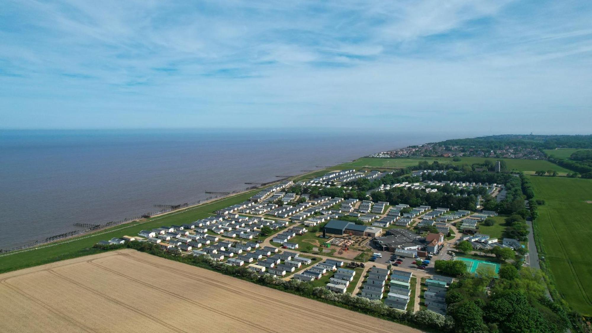 Lovely Caravan With Decking And Outside Furniture At Broadland Sands Ref 20113Bs Hopton on Sea Exterior foto