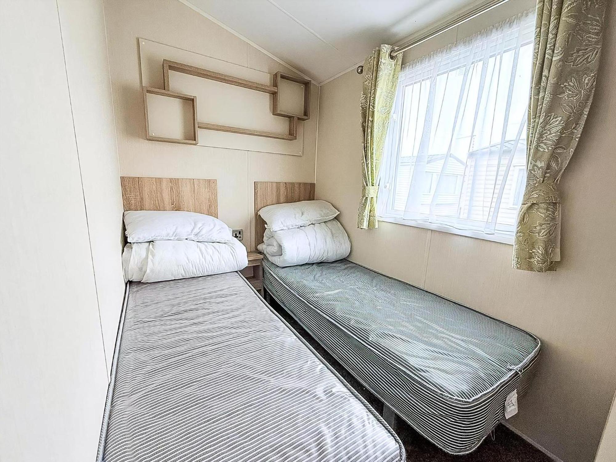 Lovely Caravan With Decking And Outside Furniture At Broadland Sands Ref 20113Bs Hopton on Sea Exterior foto