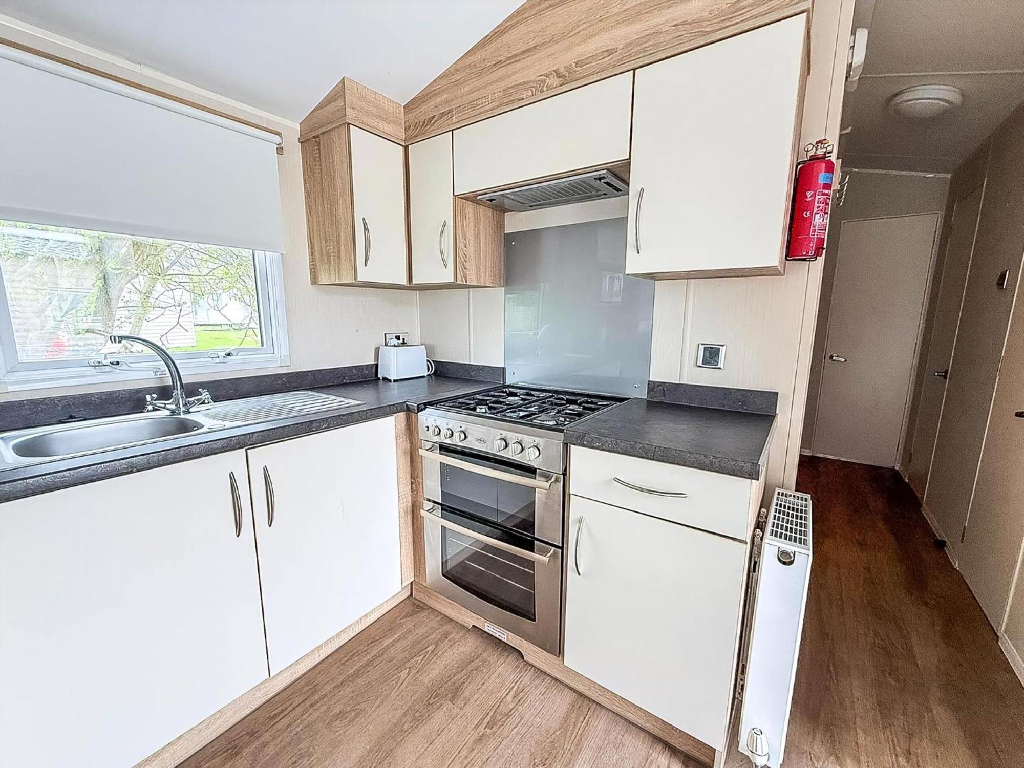 Lovely Caravan With Decking And Outside Furniture At Broadland Sands Ref 20113Bs Hopton on Sea Exterior foto
